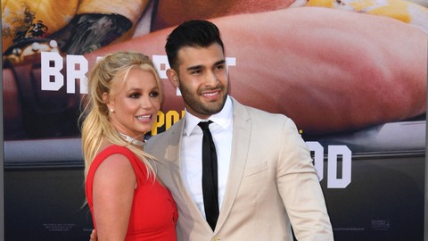 Penyanyi AS Britney Spears (kiri) dan pacarnya Sam Asghari tiba untuk pemutaran perdana film Sony Pictures "Once Upon a Time... in Hollywood" di TCL Chinese Theatre di Hollywood, California pada 22 Juli 2019. Foto: Valerie Macon/AFP