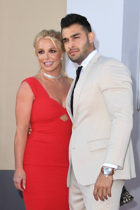 Penyanyi AS Britney Spears (kiri) dan pacarnya Sam Asghari tiba untuk pemutaran perdana film Sony Pictures "Once Upon a Time... in Hollywood" di TCL Chinese Theatre di Hollywood, California pada 22 Juli 2019. Foto: Valerie Macon/AFP