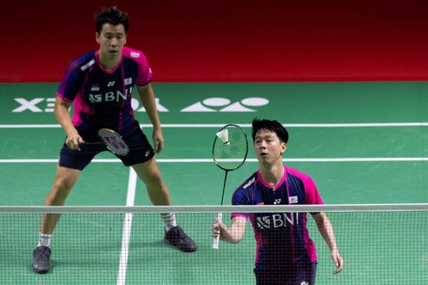 Ganda putra Indonesia Kevin Sanjaya Sukamuljo dan Marcus Fernaldi Gideon melawan ganda putra Malaysia Goh Sze Fei dan Nur Izzuddin pada babak perempat final Daihatsu Indonesia Masters 2022 di Istora Senayan, Jakarta, Jumat (10/6/2022). Foto: Muhammad Adimaja/ANTARA FOTO
