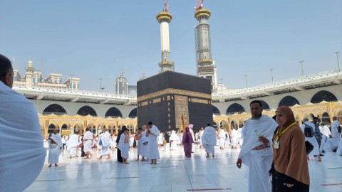 Jemaah memakai pakaian ihram di Masjidil Haram. Foto: Muhammad Iqbal/kumparan