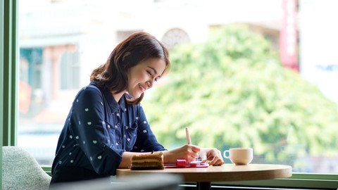 lustrasi perempuan melakukan journaling. Foto: Shutterstock