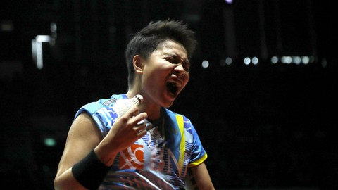 Ganda putri indonesia Apriyani Rahayu saat melawan ganda putri Malaysia, Pearly Tan dan Thinaah Muralitharan di laga Semi final Daihatsu Indonesia Masters 2022 di Istora Senayan, Jakarta, Sabtu (11/6). Foto: Aditia Noviansyah/kumparan