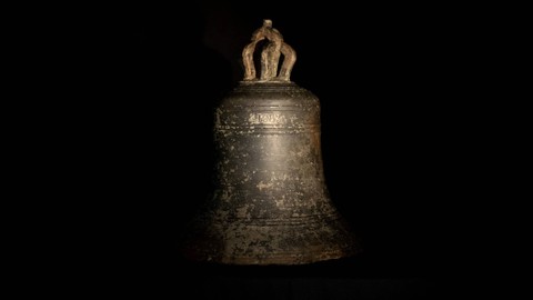 Lonceng yang ditemukan dari kapal karam The Gloucester, yang ditemukan di lepas pantai Norfolk, Inggris, Jumat (10/6/2022). Foto: University of East Anglia/Handout via REUTERS