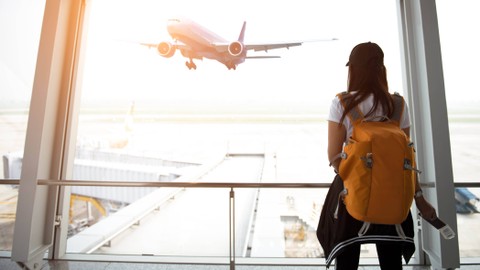 Ilustrasi wanita dan pesawat. Foto: Freebird7977/Shutterstock
