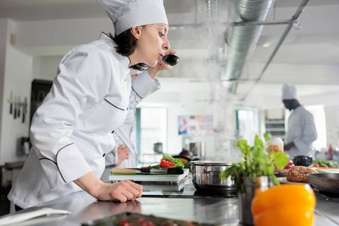 Ilustrasi seorang chef perempuan. Foto: Shutter Stock