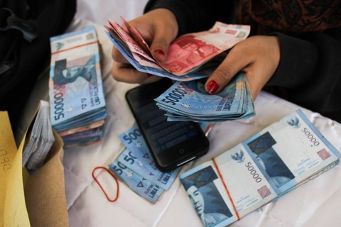 Ilustrasi Transaksi atau Uang Rupiah. Foto: Shutterstock