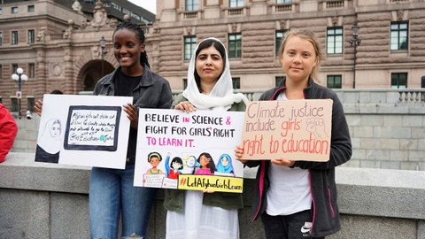 Aktivis iklim Uganda Vanessa Nakate, pemenang hadiah Nobel perdamaian Malala Yousafzai dan aktivis Swedia Greta Thunberg memprotes di luar parlemen Swedia, di Stockholm, Swedia, Jumat (10/6/2022). Foto: Philip O'Connor/Reuters