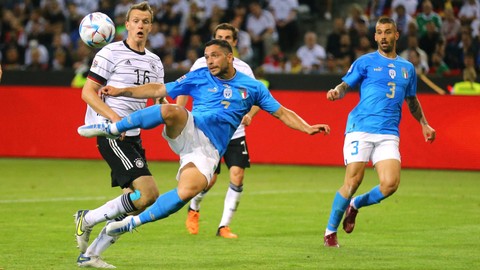 Pemain Timnas Italia Gianluca Caprari menendang bola ke arah gawang Timnas Jerman pada pertandingan Grup C UEFA Nations League di Borussia-Park, Moenchengladbach, Jerman. Foto: Thilo Schmuelgen/REUTERS