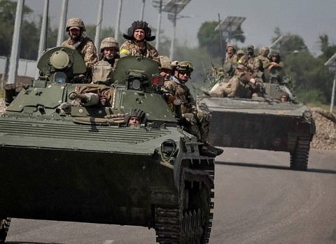 Prajurit Ukraina mengendarai kendaraan tempur infanteri BMP-1, di tengah serangan Rusia ke Ukraina, di wilayah Donetsk, Ukraina, Selasa (14/6/2022). Foto: Gleb Garanich/REUTERS