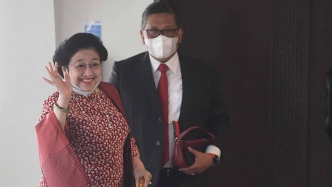 Ketua Umum PDI Perjuangan Megawati Soekarnoputri dan Sekjen PDI Perjuangan Hasto Kristiyanto (kanan) berjalan menuju presidensial lounge di kompleks Istana Kepresidenan Jakarta, Rabu (15/6/2022).   Foto: Akbar Nugroho Gumay/Antara Foto