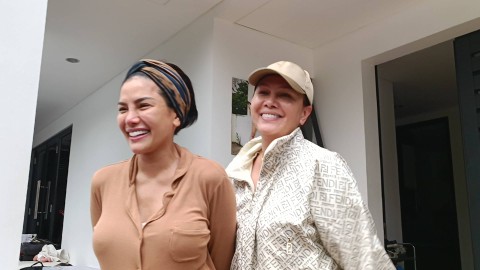 Nikita Mirzani dan Fitri Salhuteru di kediamannya kawasan Pesangrahan Jakarta Selatan, Rabu (15/6/2022). Foto: Giovanni/kumparan