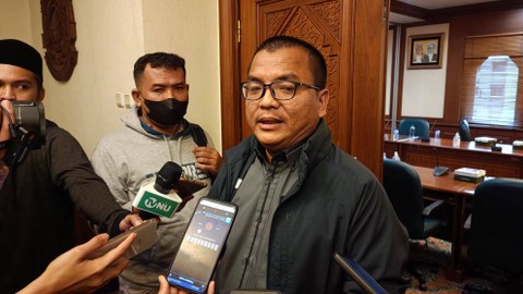 Denny Indrayana dampingi perwakilan masyarakat Kalsel temui PBNU. Foto: Aprilandika Pratama/kumparan