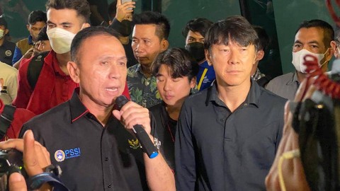 Ketum PSSI Mochamad Iriawan dan Pelatih Timnas Indonesia Shin Tae-yong di Bandara Soekarno Hatta, Tangerang, Kamis (16/6/2022). Foto: Soni Insan Bagus L/kumparan