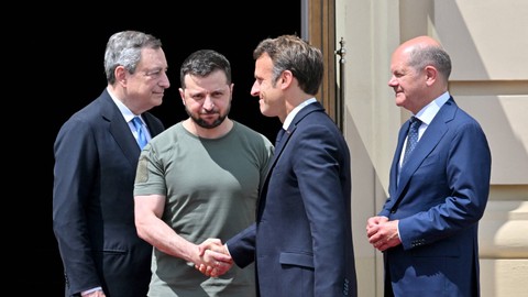 Presiden Prancis Emmanuel Macron berjabat tangan dengan Presiden Ukraina Volodymyr Zelensky (kiri) diapit oleh Perdana Menteri Italia Mario Draghi (kiri) dan Kanselir Jerman Olaf Scholz (kanan) di Istana Mariinsky, di Kyiv, pada 16 Juni 2022. Foto: SERGEI SUPINSKY/AFP