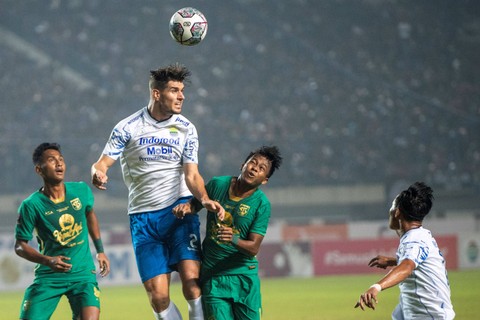Pemain Persib Bandung Nick Kuipers berebut bola di udara dengan pemain Persebaya Surabaya Supriadi saat pertandingan Group C Piala Presiden 2022 di Stadion Gelora Bandung Lautan Api, Bandung, Jawa Barat, Jumat (17/6/2022).  Foto: M Agung Rajasa/ANTARA FOTO