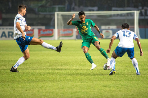 Pemain Persib Bandung Nick Kuipers berusaha menghalangi laju pemain Persebaya Surabaya Januar Eka (tengah) saat pertandingan Group C Piala Presiden 2022 di Stadion Gelora Bandung Lautan Api, Bandung, Jawa Barat, Jumat (17/6/2022).  Foto: M Agung Rajasa/ANTARA FOTO