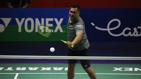 Sekretaris Jenderal (Sekjen) PB PBSI Fadil Imran berpasangan dengan Taufik Hidayat melawan Sony Dwi Kuncoro/Candra Wijaya untuk meramaikan ajang Indonesia Open 2022 di Istora Senayan, Jakarta, Sabtu (18/6). Foto: Aditia Noviansyah/kumparan