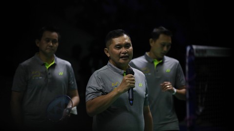 Sekretaris Jenderal (Sekjen) PB PBSI Fadil Imran berpasangan dengan Taufik Hidayat melawan Sony Dwi Kuncoro/Candra Wijaya untuk meramaikan ajang Indonesia Open 2022 di Istora Senayan, Jakarta, Sabtu (18/6). Foto: Aditia Noviansyah/kumparan
