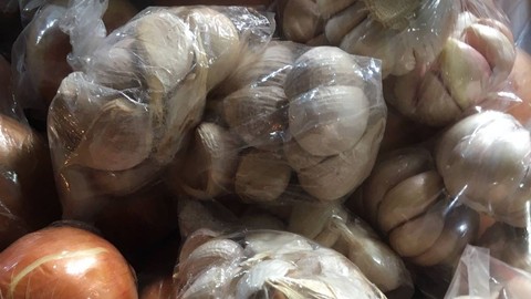 Ketersediaan bawang putih di Pasar Minggu, Jakarta Selatan. Minggu (18/6).   Foto: Galang/kumparan
