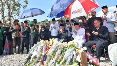 Gubernur Jawa Barat Ridwan Kamil bersama Anggota Dewan Pertimbangan Presiden (Wantimpres) Habib Muhammad Luthfi bin Yahya berziarah ke makam Alm. Eril di Cimaung, Kabupaten Bandung.Minggu (19/6/2022). Foto: Rizal FS/Biro Adpim Jabar
