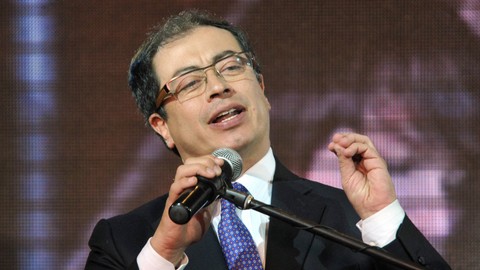 Gustavo Petro memberi isyarat kepada para pendukung saat ia merayakan setelah terpilih sebagai walikota baru Bogota, pada 30 Oktober 2011, di Bogota, Kolombia. Foto: GUILLERMO LEGARIA / AFP