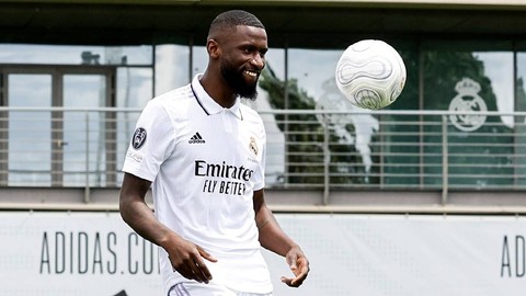 Antonio Ruediger saat mengenakan seragam Real Madrid. Foto: Twitter/@realmadriden