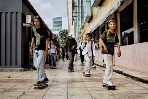 Pehobi skateboard berkumpul di kawasan Blok M Square saat gelaran Go Skateboarding Day, Jakarta, Selasa (21/6/2022). Foto: Jamal Ramadhan/kumparan