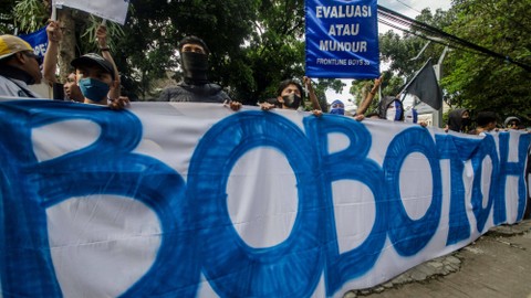 Bobotoh atau suporter Persib Bandung berunjuk rasa di depan Graha Persib, Bandung, Jawa Barat, Selasa (21/6/2022). Foto: Novrian Arbi/Antara Foto