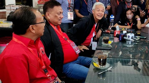 Gubernur Jawa Tengah Ganjar Pranowo, Gubernur Sulawesi Utara Olly Dondokambey dan Gubernur Bali I Wayan Koster tampak ngopi bersama di sela kegiatan Rakernas PDIP. Foto: PDIP