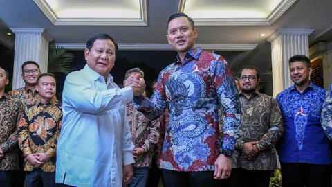 Ketua Umum Partai Gerindra Prabowo Subianto (kiri) berjabat tangan dengan Ketua Umum Partai Demokrat Agus Harimurti Yudhoyono usai melakukan pertemuan tertutup di Kertanegara, Jakarta, Jumat (24/6/2022). Foto: Galih Pradipta/ANTARA FOTO