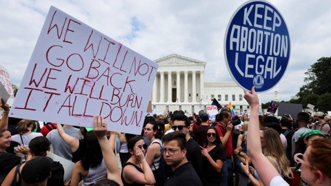 Pendukung hak aborsi berdemonstrasi di luar Mahkamah Agung Amerika Serikat, di Washington, AS, Jumat (24/6/2022). Foto: Jim Bourg/REUTERS