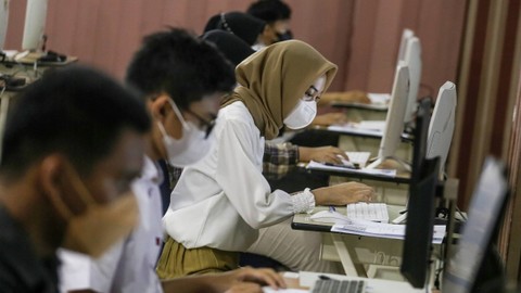 Peserta bersiap untuk mengikuti pelaksanaan UTBK seleksi Bersama Masuk Perguruan Tinggi Negeri (SBMPTN) di UPN Veteran Jakarta, Pondok Labu, Jakarta, Selasa (17/5/2022). Foto: Asprilla Dwi Adha/ANTARA FOTO