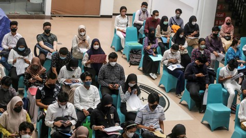 Peserta menunggu untuk mengikuti pelaksanaan UTBK seleksi Bersama Masuk Perguruan Tinggi Negeri (SBMPTN) di UPN Veteran Jakarta, Pondok Labu, Jakarta, Selasa (17/5/2022). Foto: Asprilla Dwi Adha/ANTARA FOTO
