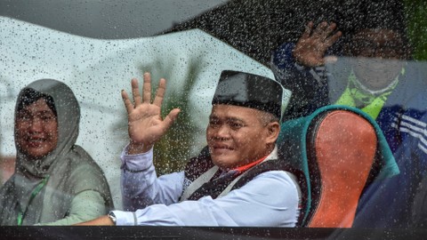 Jamaah calon haji melambaikan tangan saat pelepasan dan pemberangkatan jemaah haji kloter pertama di Bumi Perkemahan, Kabupaten Pangandaran, Jawa Barat, Minggu (26/6/2022). Foto: Adeng Bustomi/Antara Foto