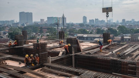 Pekerja menyelesaikan pembangunan Stasiun Manggarai di Jakarta, Senin (27/6/2022). Foto: Muhammad Adimaja/ANTARA FOTO