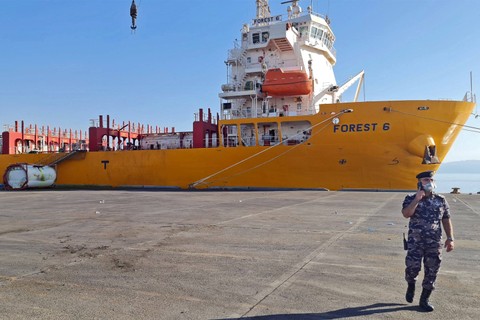 Petugas berjaga di pelabuhan Aqaba Yordania pada Senin (27/6/2022). Foto: AFP