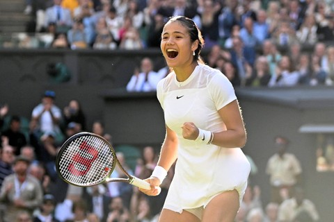 Petenis Inggris Emma Raducanu saat melawan melawan Alison Van Uytvanck di Wimbledon. Foto: Toby Melville/REUTERS