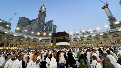 Jemaah haji mengelilingi Ka'bah dan berdoa di Masjidil Haram, di kota suci Makkah, Arab Saudi, Jumat (1/7/2022). Foto: Mohammed Salem/REUTERS