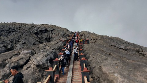 Wisatawan yang berjalan di tangga menaiki puncak Gunung Bromo. Foto: Gitario Vista Inasis/kumparan