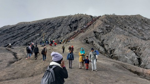 Wisatawan yang memadati kawasan wisata Gunung Bromo pada Sabtu (2/7) saat libur sekolah. Foto: Gitario Vista Inasis/kumparan