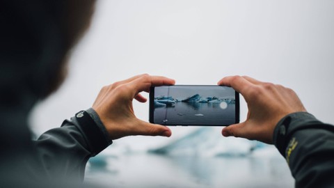 Ilustrasi memotret dengan kamera smartphone. Foto: BublikHaus/Shutterstock