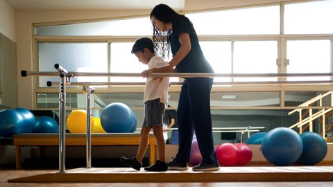 Ilustrasi anak menjalani fisioterapi. Foto: aldomurillo/Getty Images