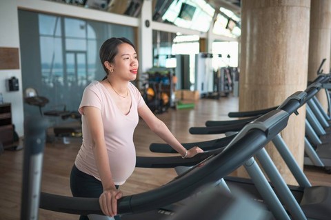 Ilustrasi ibu hamil olahraga dengan treadmill. Foto: Shutterstock