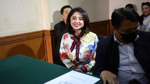 Penyanyi dangdut Dewi Perssik saat menghadiri sidang perceraian di Pengadilan Agama Jakarta Selatan, Jakarta, Senin, (4/7/2022). Foto: Agus Apriyanto