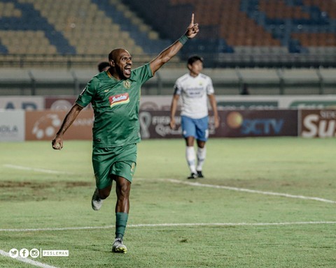 Pemain PSS Sleman, Boaz Solossa, bobol gawang Persib dalam laga 8 besar Piala Presiden 2022 di Stadion si Jalak Harupat, pada Jumat (1/7). Foto: Ofisial PSS Sleman