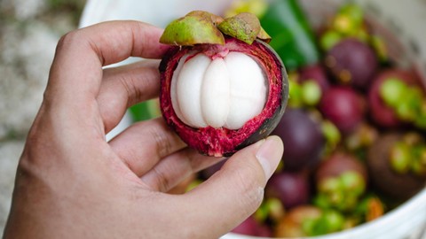 Ilustrasi cara makan buah manggis. Foto: Hakim Ngainan/Shutterstock