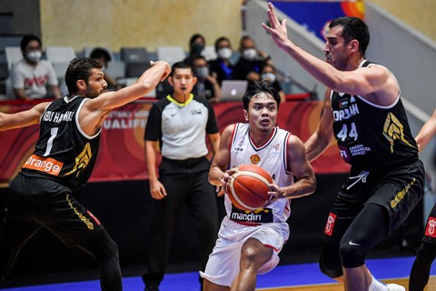 Pebasket Timnas Indonesia Yudha Saputra melewati hadangan pebasket Timnas Yordania Ahmad Al Dwairi (kanan) dan Amin Abu Hawwas (kiri) dalam Kualifikasi FIBA World Cup 2023 Grup C Zona Asia Window ketiga di Istora Senayan, Jakarta, Senin (4/7/2022).  Foto: M Risyal Hidayat/ANTARA FOTO