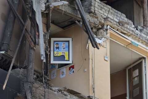 Kondisi sebuah bangunan yang rusak di kota Lysychansk, Luhansk, Ukraina, Senin (4/7/2022). Foto: Alexander Ermochenko/REUTERS