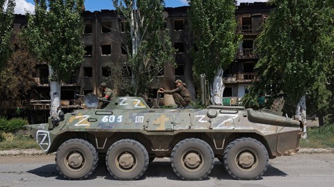 Pasukan tentara pro-Russia mengendarai kendaraan lapis baja di kota Lysychansk, Luhansk, Ukraina, Senin (4/7/2022). Foto: Alexander Ermochenko/REUTERS