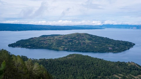 Geosite Sipinsur, spot menikmati keindahan Danau Toba. Foto: Paul Rumahorbo/Shutterstock